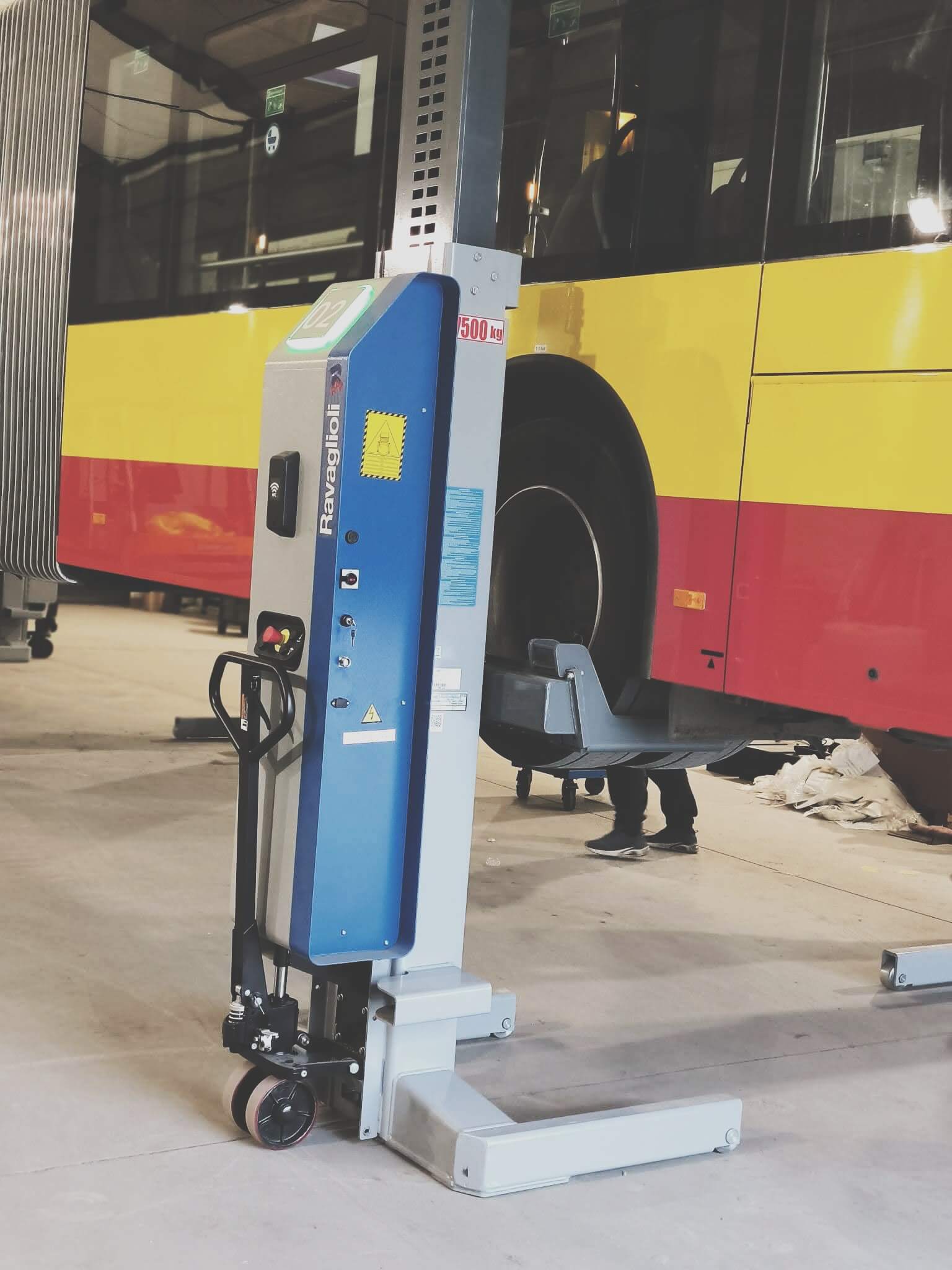 Detal bezprzewodowego podnośnika kolumnowego Ravaglioli o udźwigu 7500 kg podczas pracy. Precyzyjne chwytanie koła autobusu – realizacja serwisu Anwa-Tech